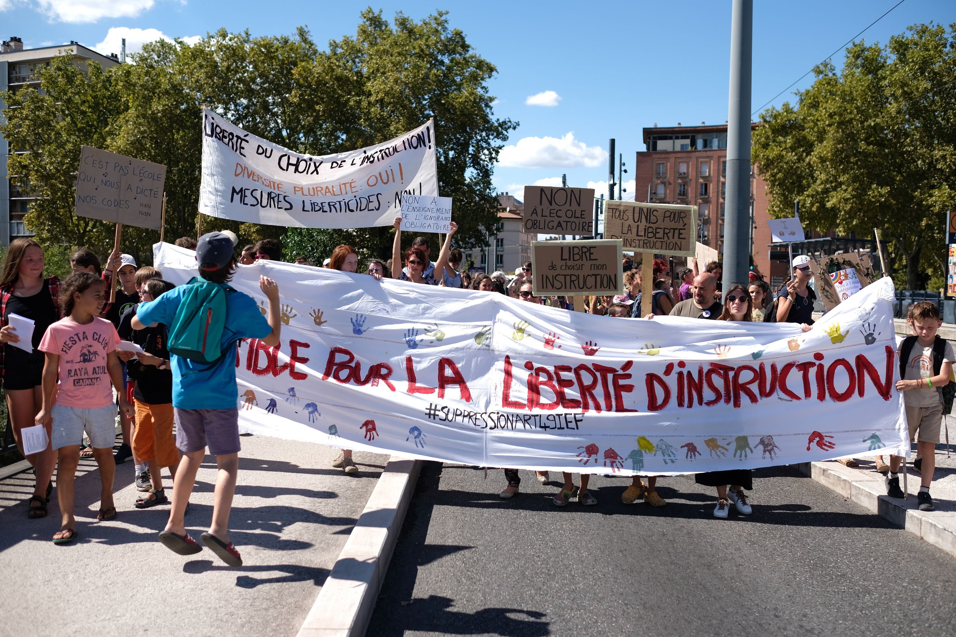 Toulouse : des parents manifestent pour le droit de scolariser leurs enfants à domicile