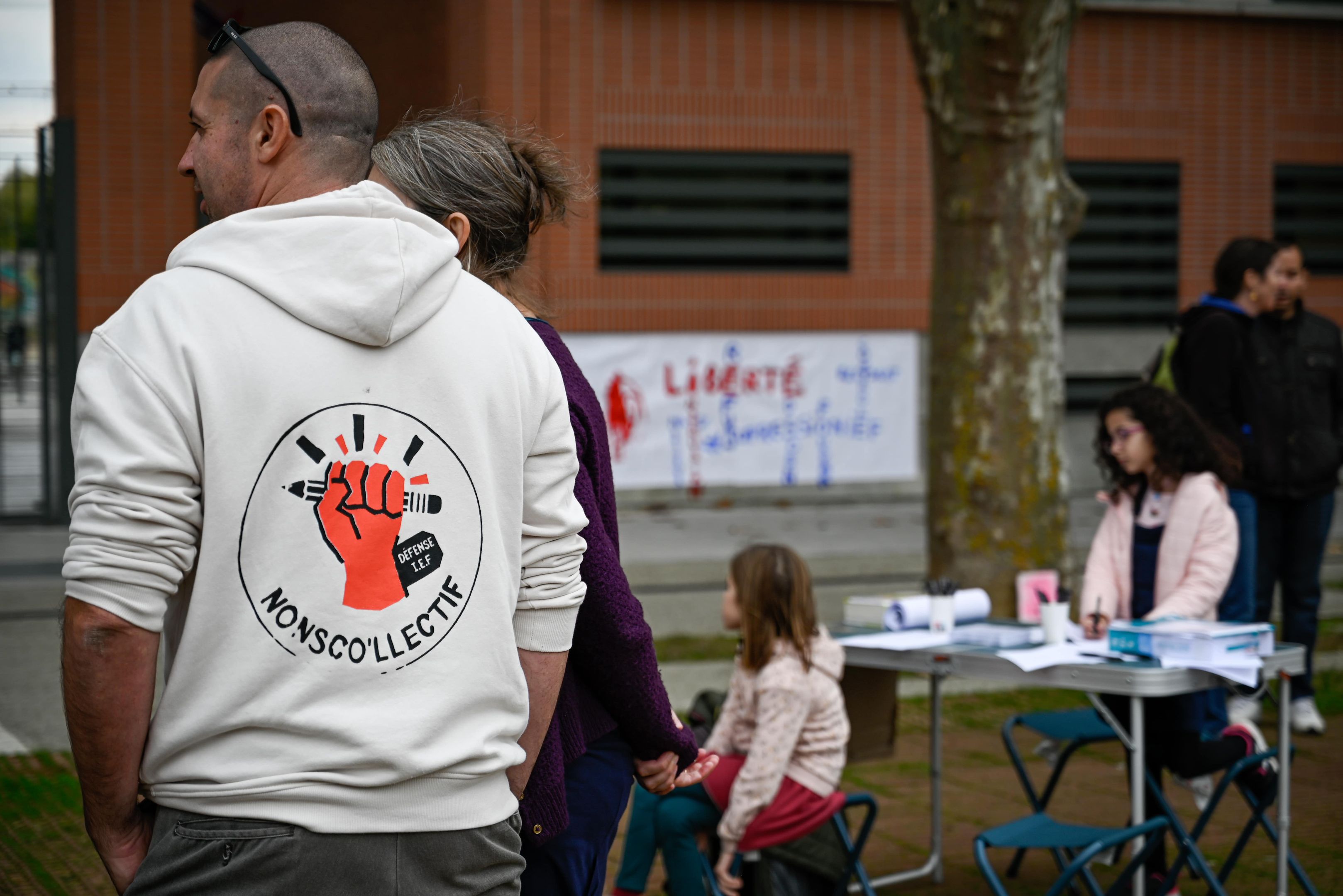 Toulouse : École à la maison : le collectif "Nonsco'llectif" devant le rectorat
