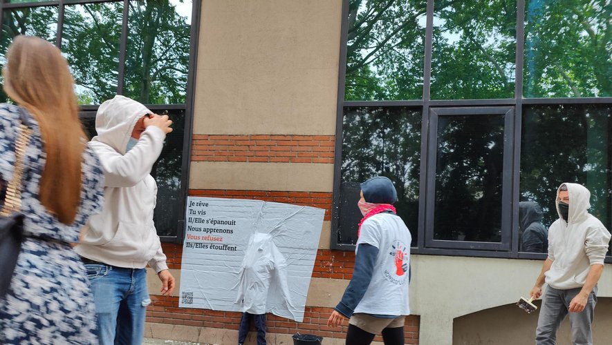 Instruction à domicile : l'affichage sauvage d'un collectif à Toulouse et en Occitanie