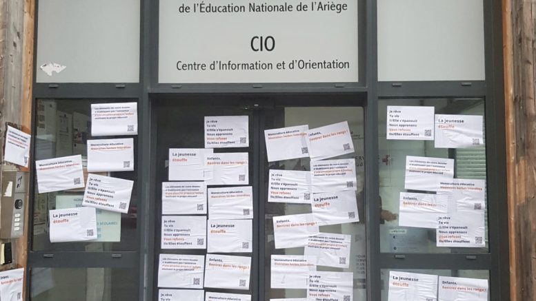Instruction en famille : le « NonSco’llectif » revendique un affichage sauvage à l’inspection académique de l’Ariège